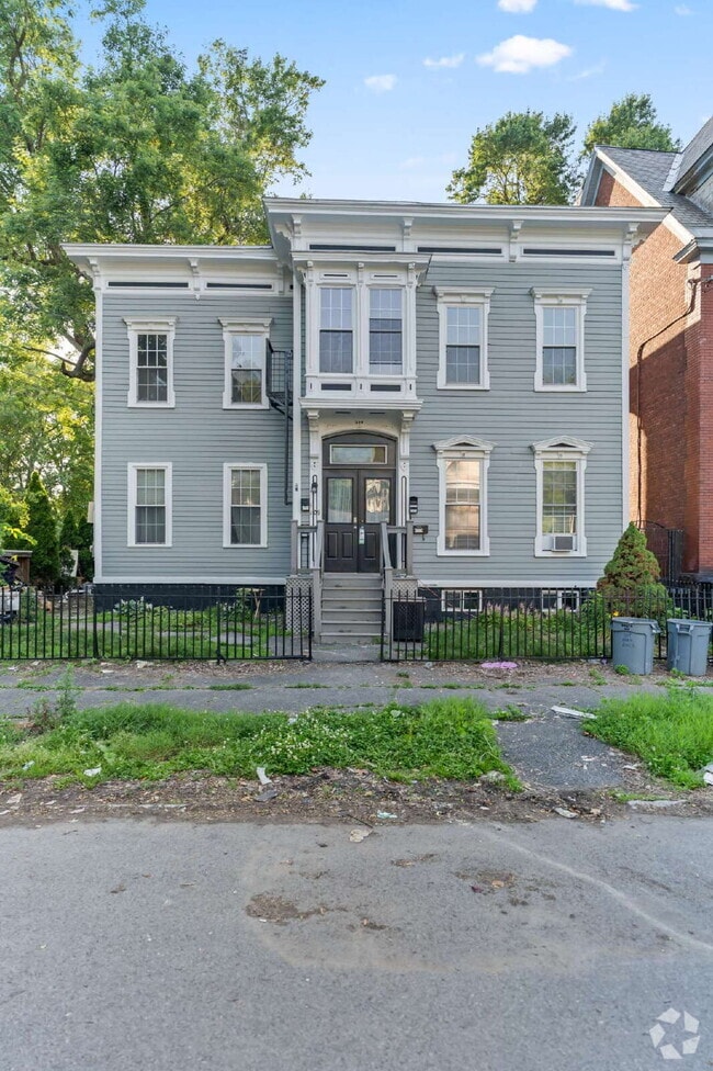 Building Photo - "Charming 1-Bedroom Retreat in the Heart o... Unit 4 Rental