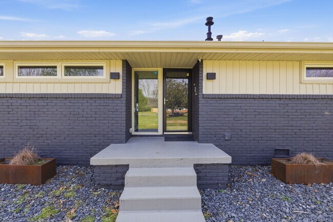 Photo - Charming 3-Bed Oasis with Scenic Waterfront Views and Pool 15 minutes from Downtown Nashville