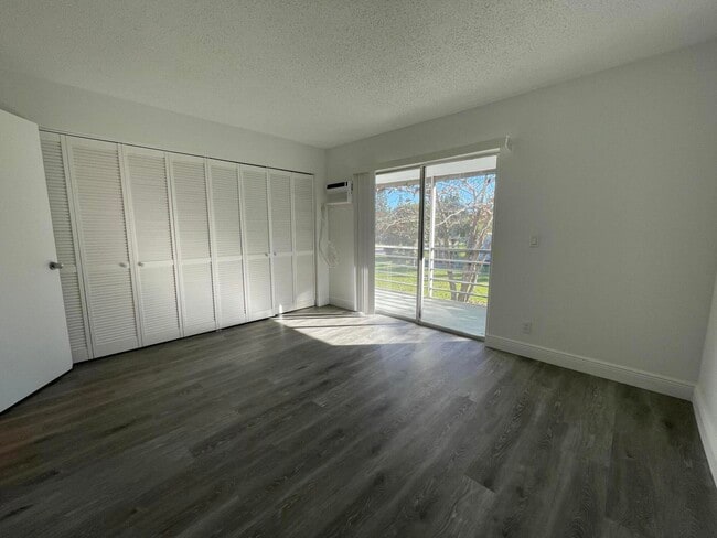 Photo - 172 Sussex I