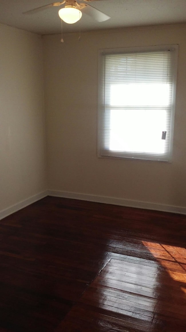 Photo - 402 Seymour St