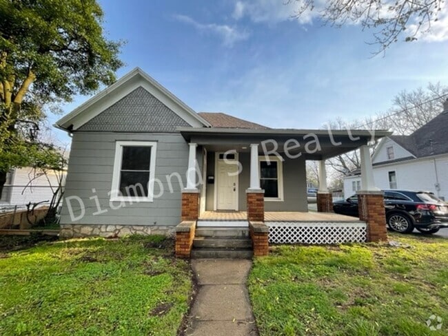 Building Photo - 3 Bedroom Bungalow available Early June! Rental