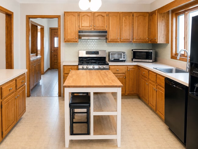 Building Photo - 5 Windsor Rd Unit 2