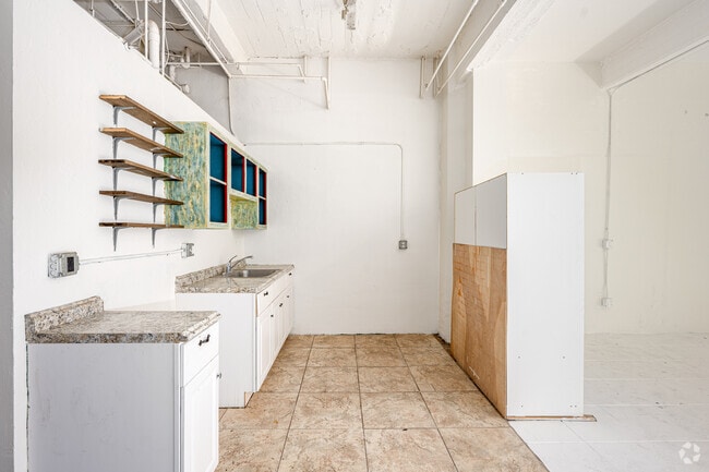 Loft - 898SF - Kitchen