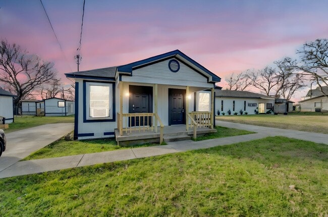 Building Photo - 418 E Avenue F