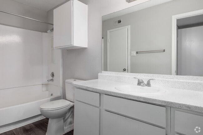 1BR, 1BA - 710SF - Bathroom
