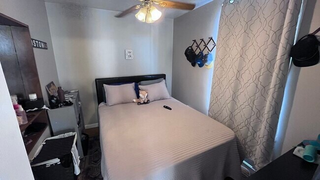 Photo - 686 E 7th St Unidad 2