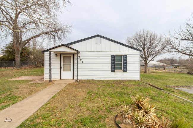 Photo - 709 E 1st St