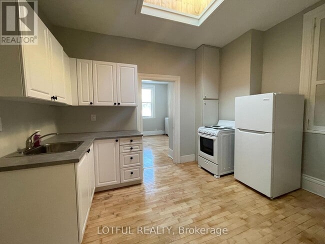 Photo - 4 - 4 1/2 RUSSELL STREET E