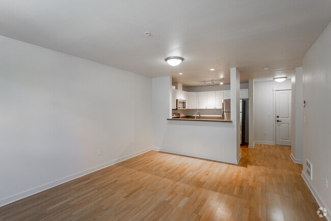 1BR, 1BA - 758 SF