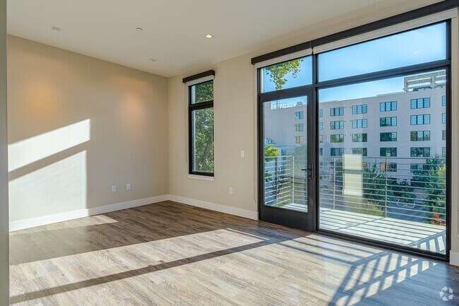 Studio - 595 SF