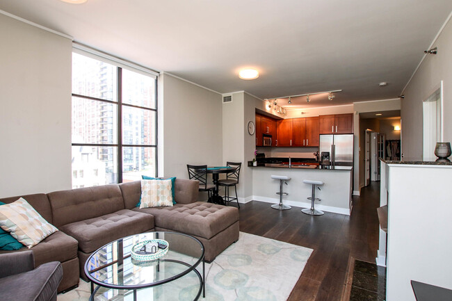 Photo - 744 N Clark St Condominio Unidad 704