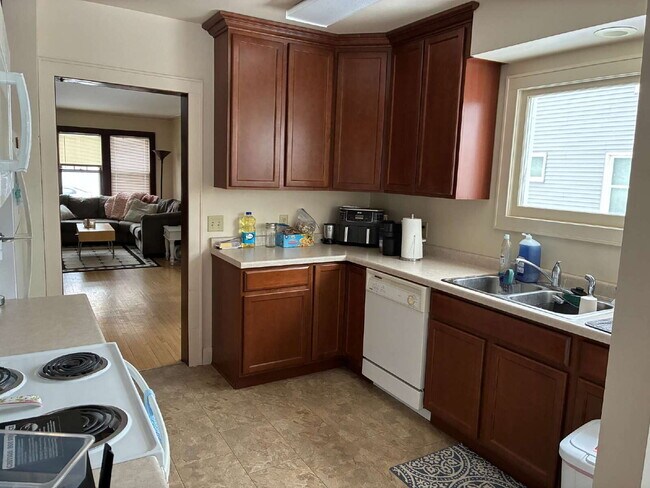 Great 3 Bed 1 Bath close to Water St. and UWEC! Available June 1st!
