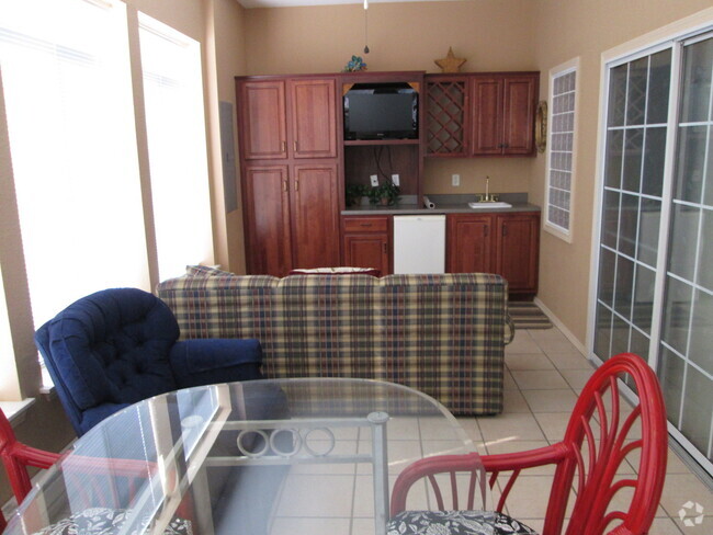 Building Photo - Large 2 Bedroom 2 Bath Garden Level Golf C... Rental