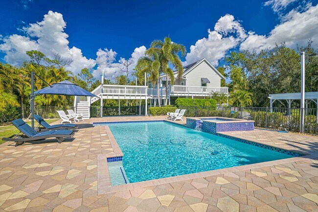 Building Photo - **Livingston Woods 4/2 Home - Rarely Available - Outdoor Oasis in Naples**