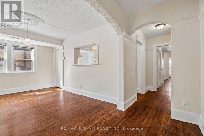 Photo - 470 Oriole Pkwy Unit 3