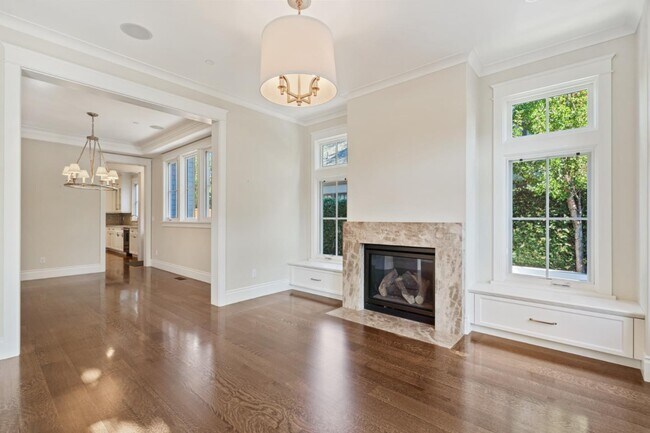 Photo - 240 University Dr