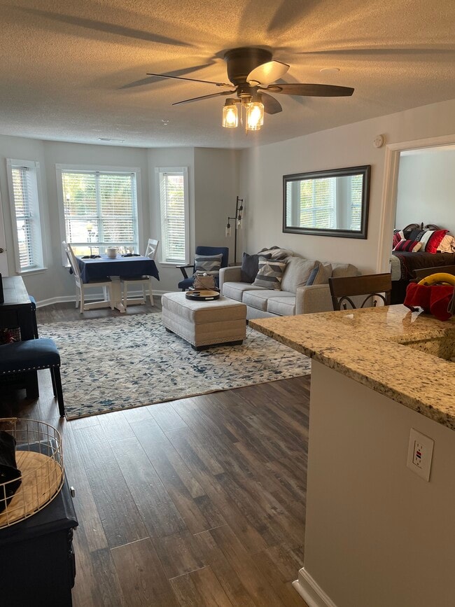 Living room - 900 Taylor St Unit #212