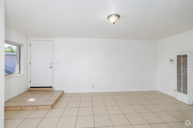 1BR, 1BA - 525SF - Living Room - Plaza Estates