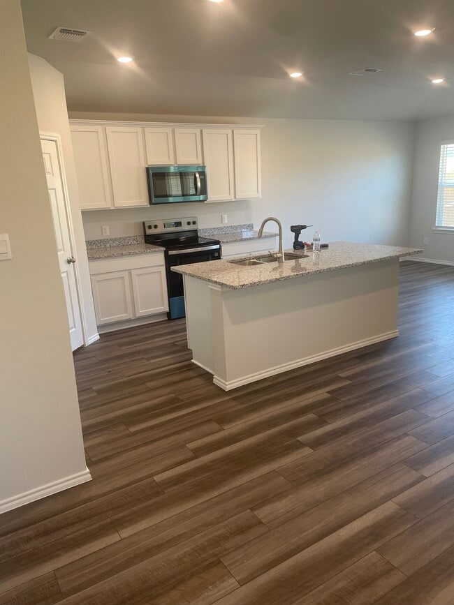 Photo - 1009 Cedar Trail