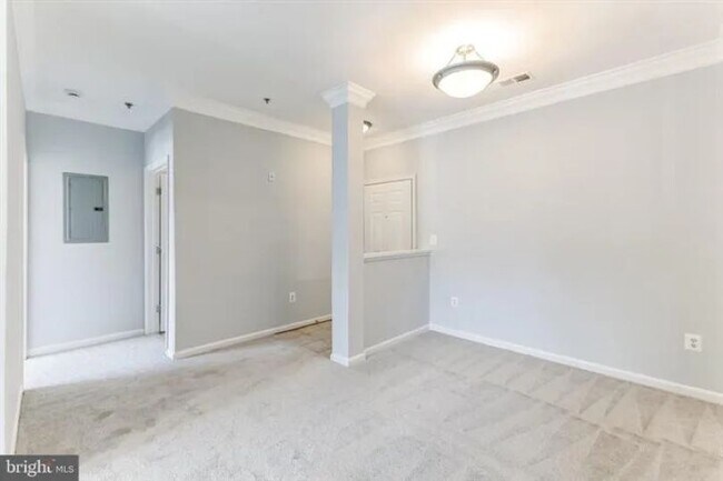 Entrance/Dining Area - 4852 Eisenhower Ave Unit Exchange at Van Dorn