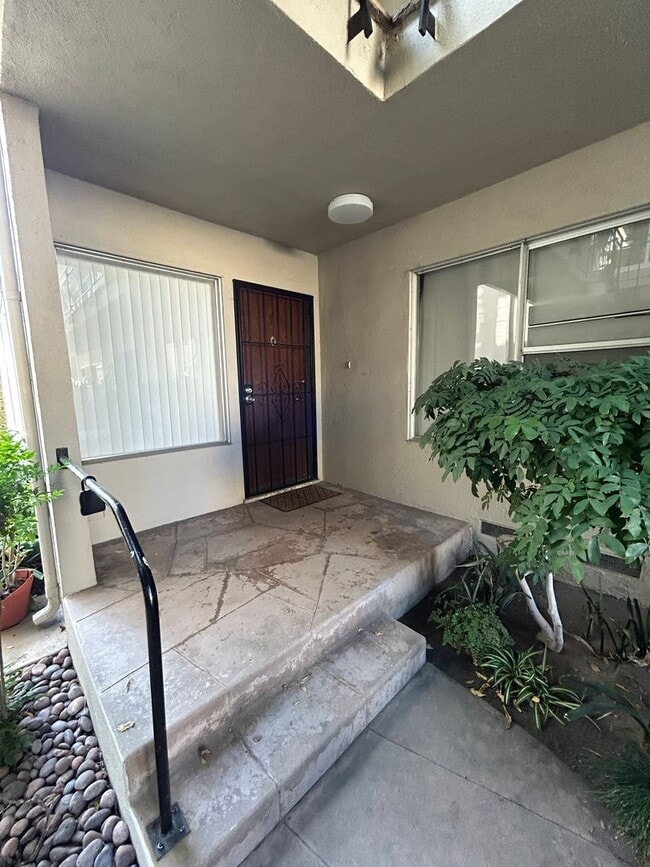 Photo - SPACIOUS 1BD/1BA UNIT INCLUDES 1-CAR GARAGE Unidad 7 Rental