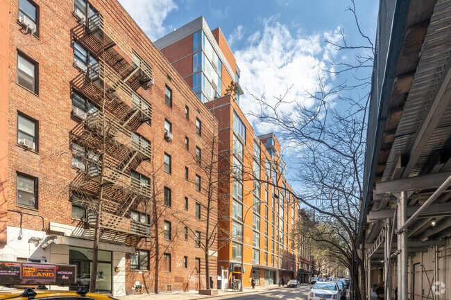 Photo - 151 W 17th St