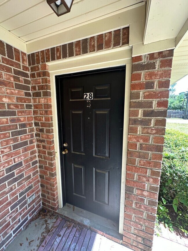 Building Photo - Conveniently Located Townhouse!