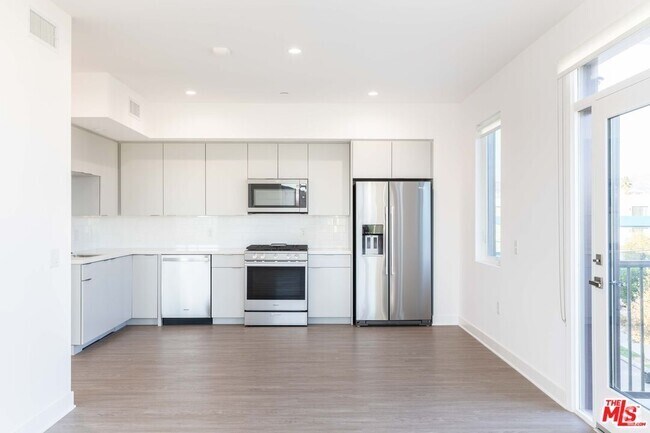 Building Photo - 843 Wilcox Ave Unit 401 Rental