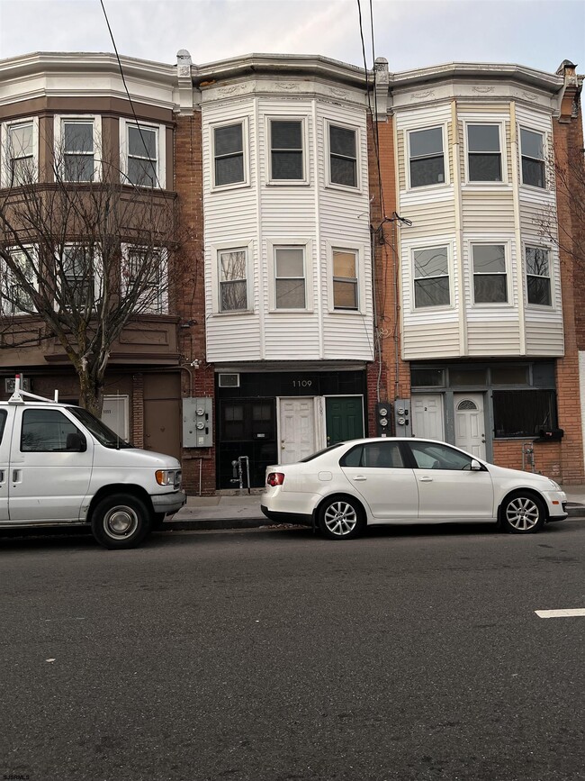 Building Photo - 1109 Arctic Ave Unit 3