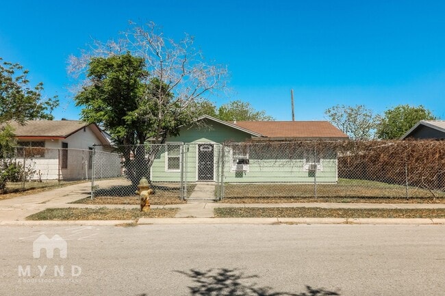 Building Photo - 1914 Roslyn St