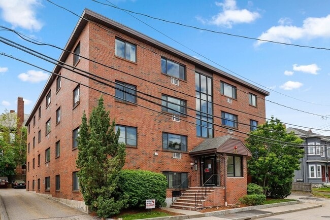 Building Photo - 41 Walnut St Unit 41 Walnut 21