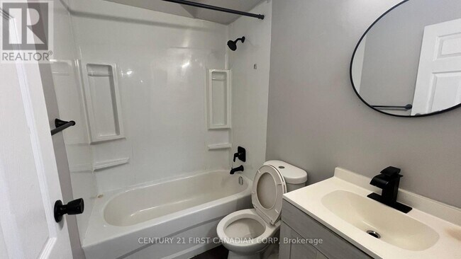 Photo - 871 Adelaide St N