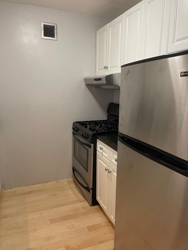 Building Photo - 42 8th St Unit 42 Eighth Street Rental