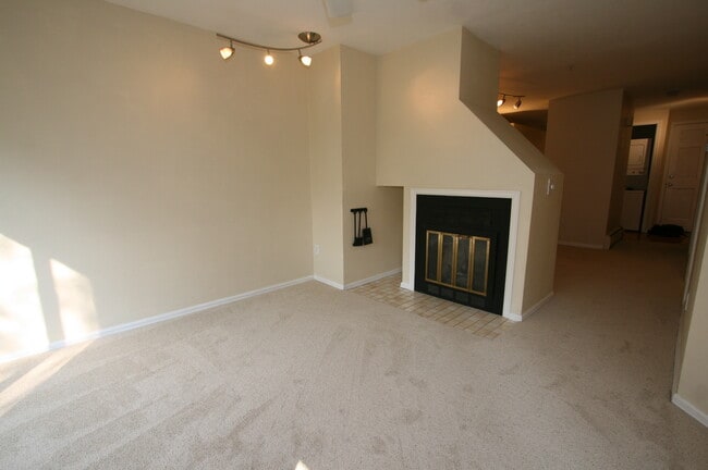 Living Room - 2201 Pearl St Unit 124