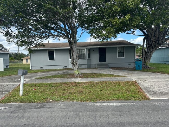 Building Photo - Beautiful 3/2 Available in the Heart of Bo...