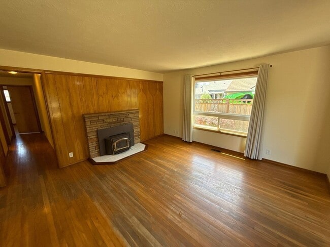 Photo - 1670 Yew St SE