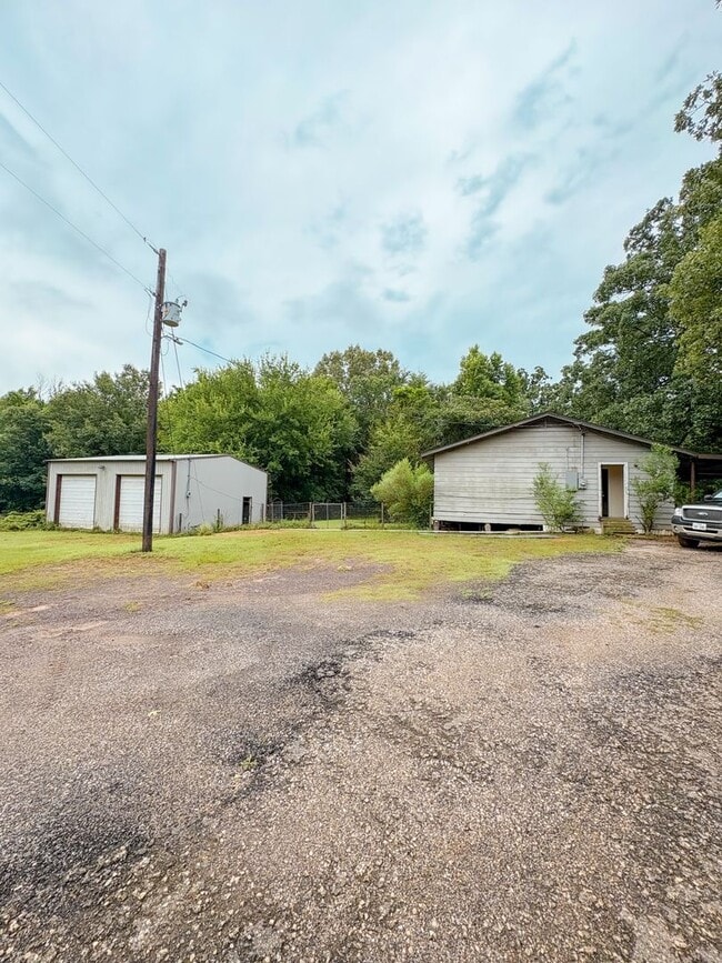 Photo - 3bedroom home with Large yard and Shop