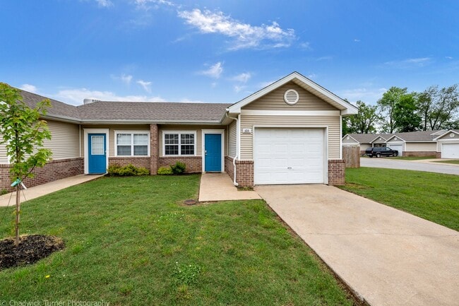 2 Bedroom Duplex with Fenced In Backyard- ... - 2 Bedroom Duplex with Fenced In Backyard- ... Townhome