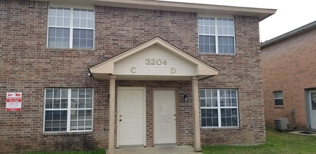 Building Photo - 3204 Hereford Ln Unit D