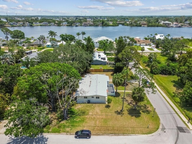Photo - 695 Sunset Dr