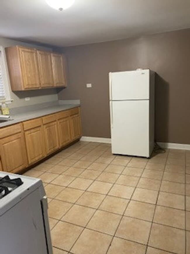 Building Photo - 225 E 5th St Unit 2 Rental