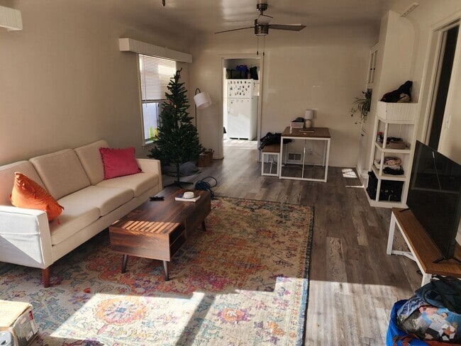 Building Photo - Charming Upstairs apartment