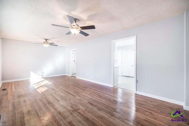 Photo - 718 Oakview Square