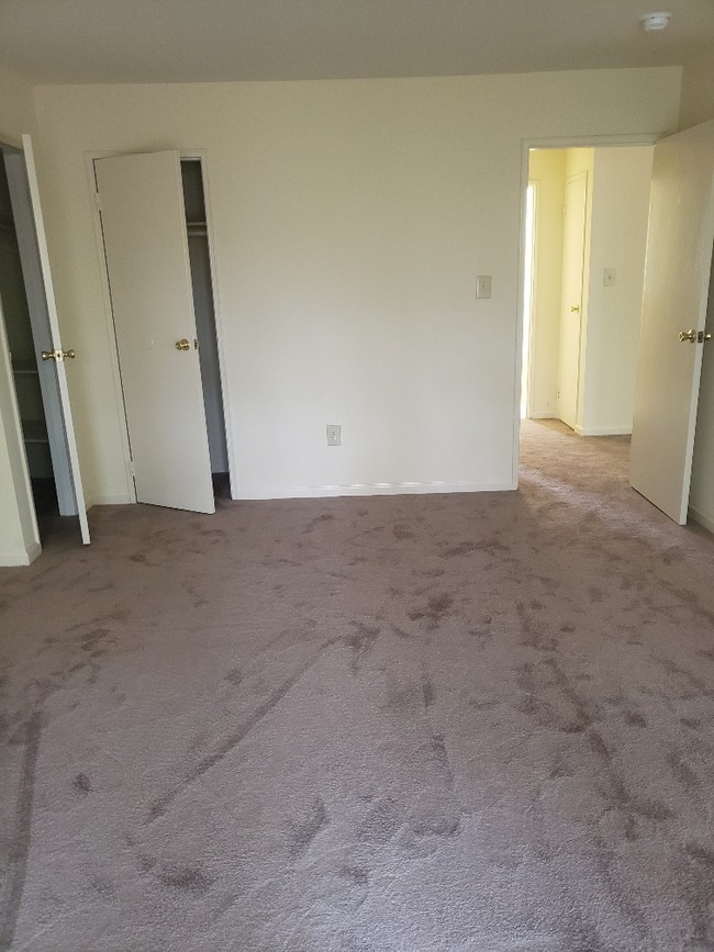 KNOLLWOOD GARDENS/ NO PETS ALLOWED Apartments - Middletown, NJ ...