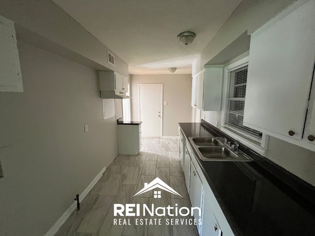 Charming 3BR/1BA Memphis Rental with Hardwood Floors & 1-Car Garage!
