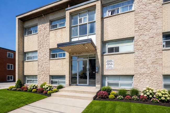 233 Mohawk Road East