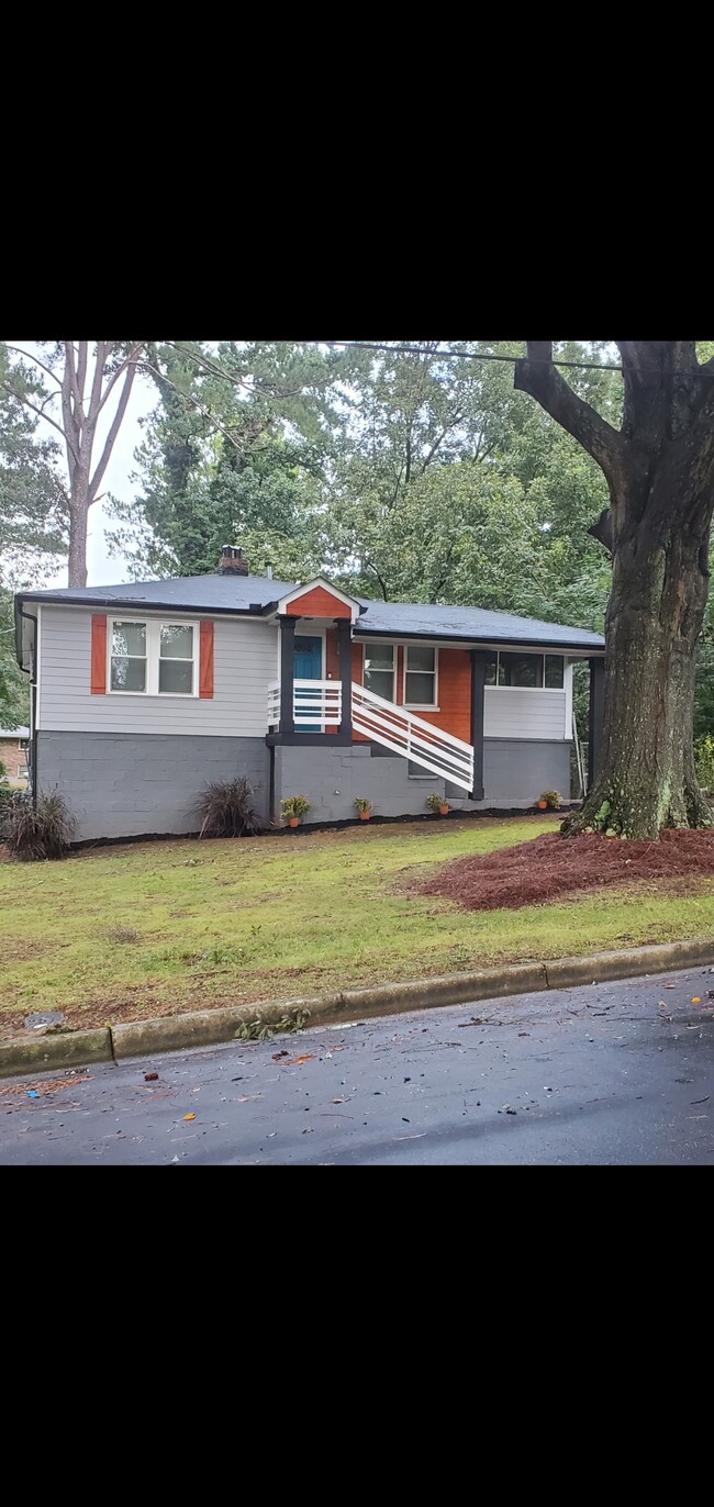 Spacious Atlanta Renovated Home - 818 Lee Andrews Ave SE House