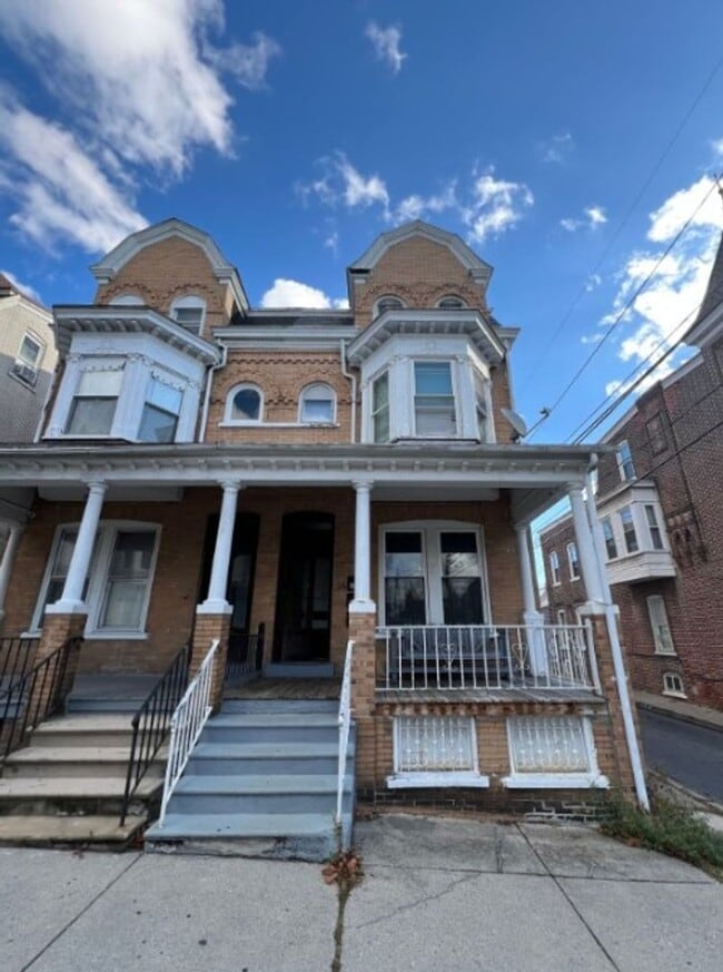 Building Photo - 23 S Madison St Unit Apt 1