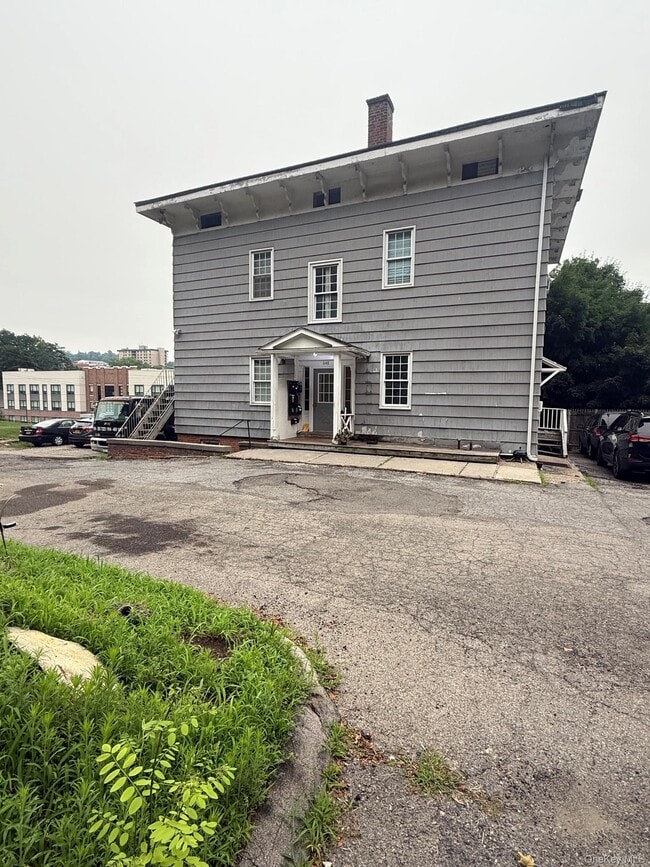 Building Photo - 648 Main St