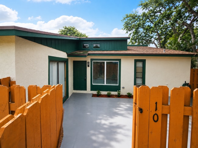 Building Photo - 1016 Manor Dr